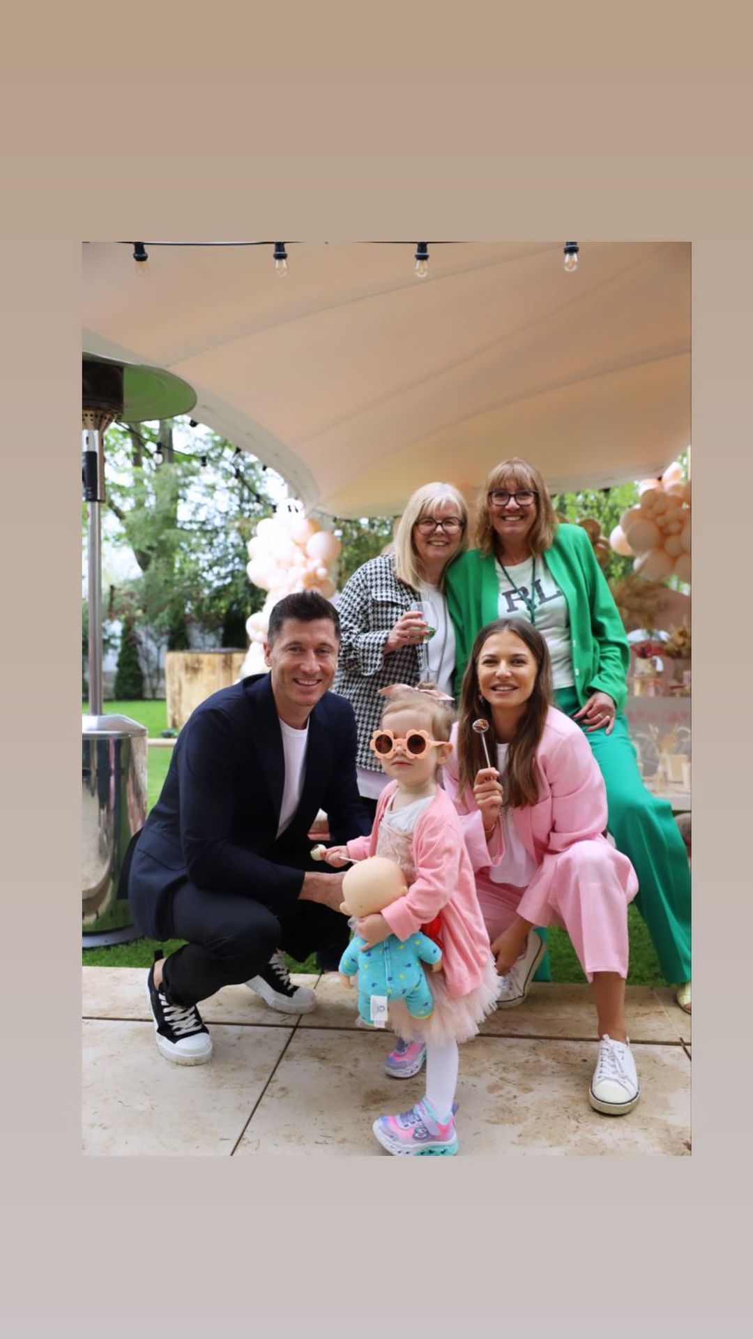 Anna Lewandowska, Robert Lewandowski z matkami i Laurą, fot. Instagram @annalewandowskahpba