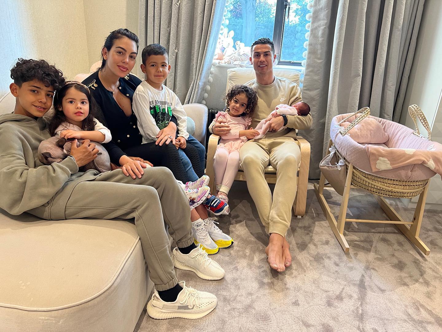 Georgina Rodriguez i Cristiano Ronaldo z dziećmi, fot. Instagram @cristiano