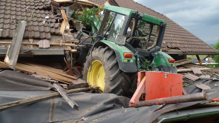11-latka wjechała traktorem w dach budynku - fot. Facebook @ffalthofen