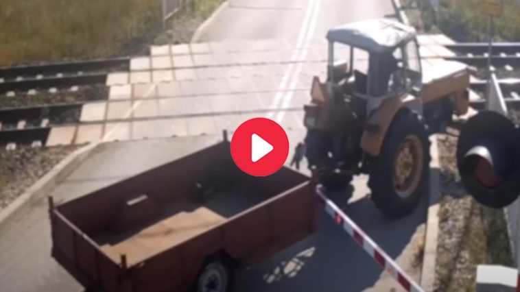 Wjechał traktorem pod pociąg - fot. screenshot YouTube @PKP Polskie Linie Kolejowe S.A.