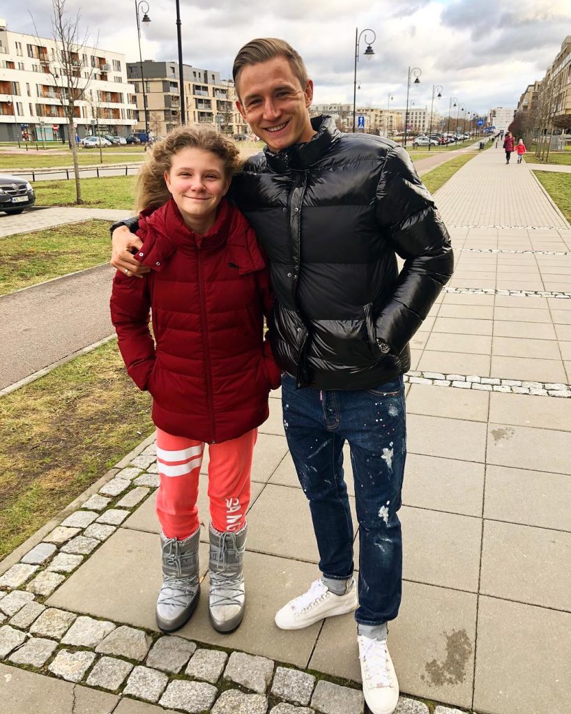 Jakub Rzeźniczak z siostrą - fot. Instagram @jakubrzezniczak25